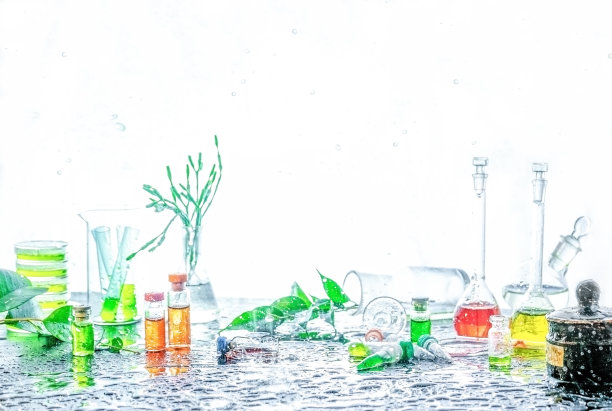 在雨中提取植物。多色天然提取物玻璃容器潮湿的实验室书桌。图片下载