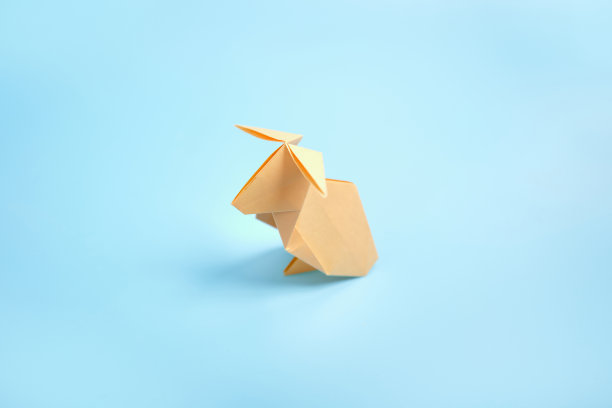 折纸兔。一步一步的照片说明在蓝色的背景。复活节兔子。DIY的概念。Step16。2023只兔子图片下载