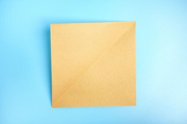 折纸兔。一步一步的照片说明在蓝色的背景。复活节兔子。DIY的概念。步骤1。2023只兔子图片下载