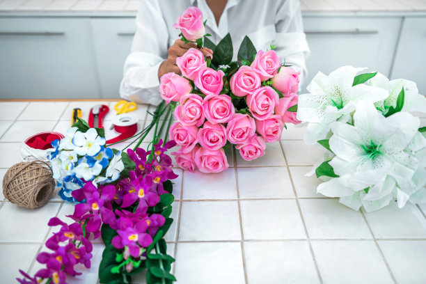 在家里布置人造花装饰，花艺青年妇女工作，组织diy人造花，手工制作的概念图片下载