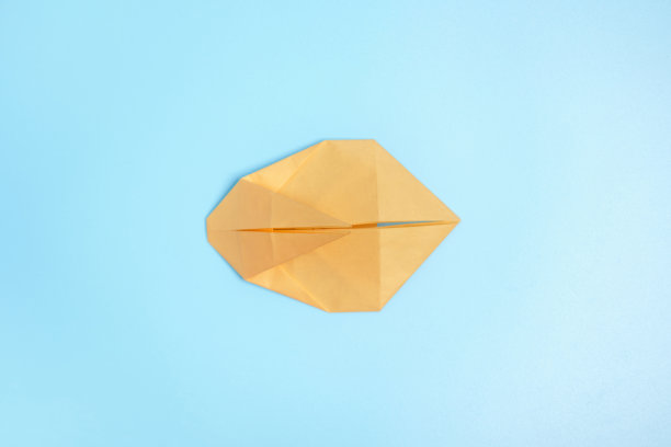 折纸兔。一步一步的照片说明在蓝色的背景。复活节兔子。DIY的概念。Step11。2023只兔子图片下载