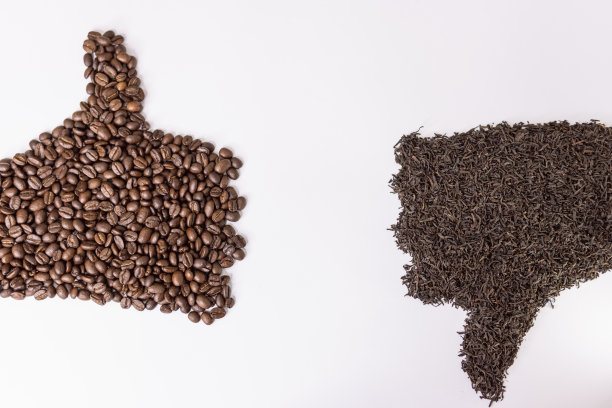 在白色的背景上，人的手上衬着茶叶和咖啡图片下载