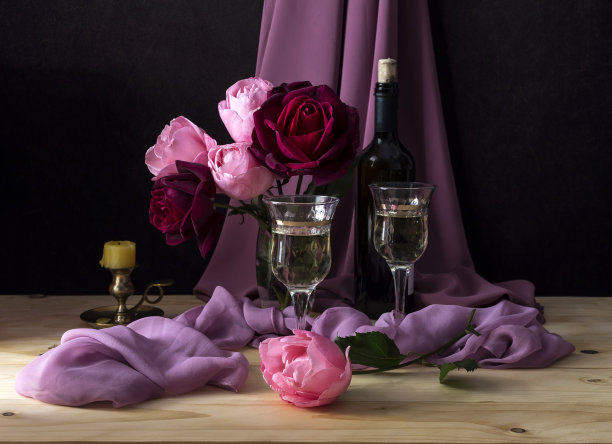 桌子上的玫瑰花和葡萄酒的特写镜头图片下载