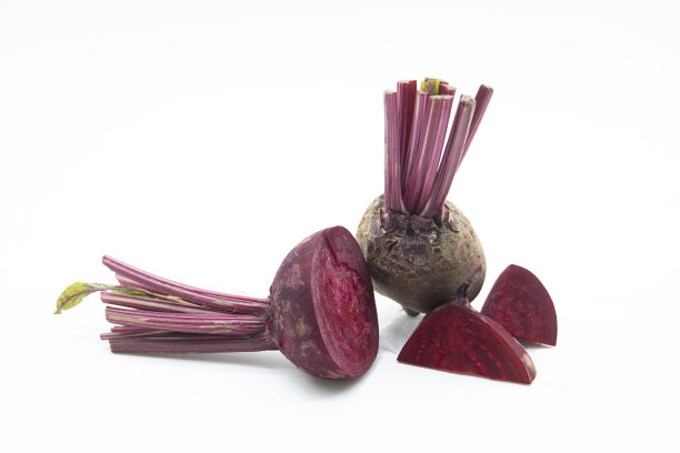 甜菜也被称为甜菜根孤立在白色背景与裁剪路径和全深度领域。图片下载