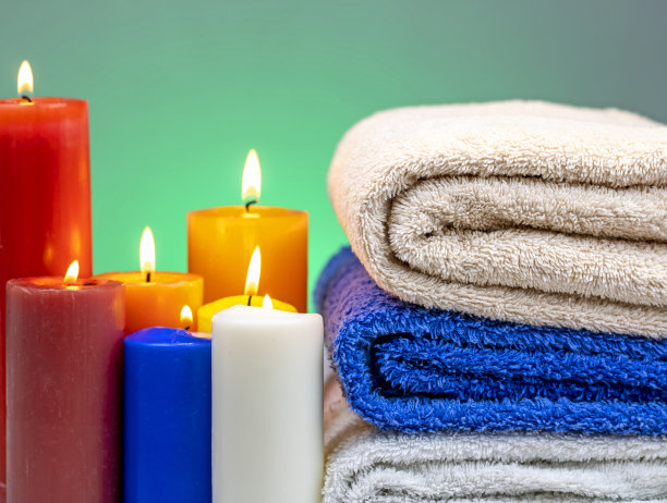 毛巾叠在一起，周围放着蜡烛图片下载