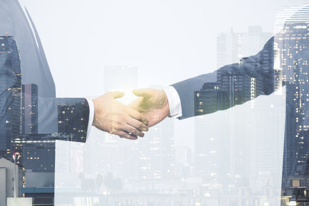 两名商务人士的双重握手曝光了写字楼背景、合作与合作理念图片下载