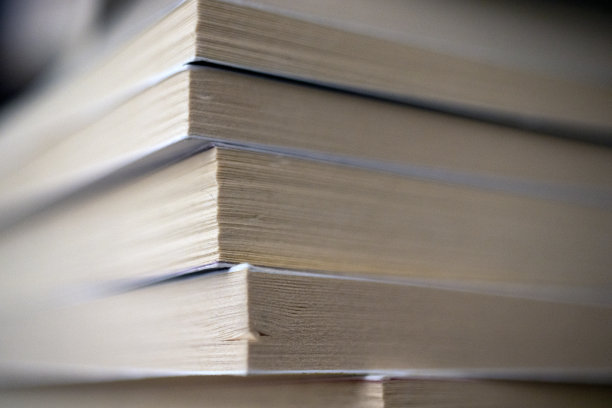 书叠在一起，近距离看。散落的书。图片下载