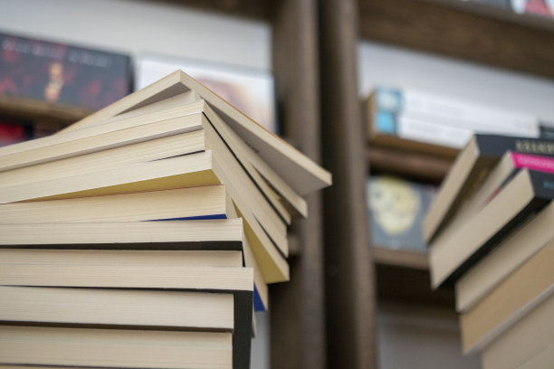 书叠在一起，近距离看。散落的书。图片下载