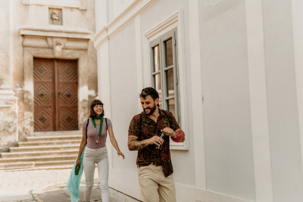 让我们一起喝个酩酊大醉图片下载
