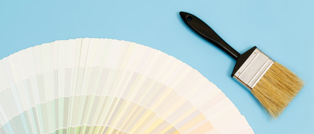 一位油漆工正在为房子内部的墙壁选择一种颜色。与内部图片下载