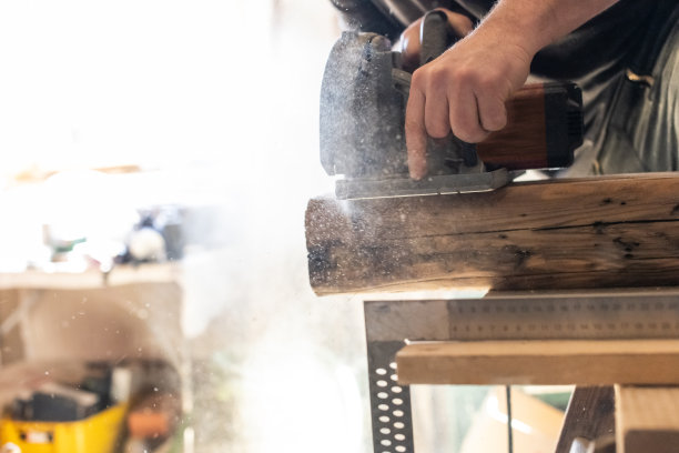 木匠用圆锯工作图片下载