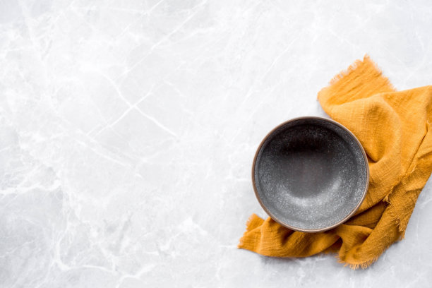 横幅。一个空陶瓷板和毛巾在灰色的混凝土桌子的背景下。空间的文本。咖啡馆和餐厅的菜单概念。图片下载