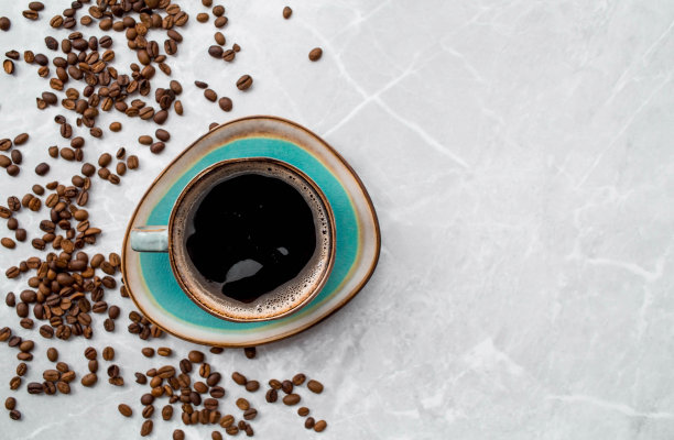 咖啡馆和餐馆。一杯充满活力的黑咖啡，背景是灰色大理石。铭文的位置。热饮的概念。图片下载