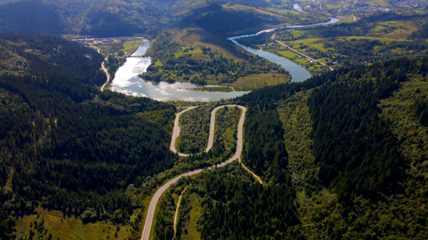 山中蜿蜒的道路。Turka。下次图片下载