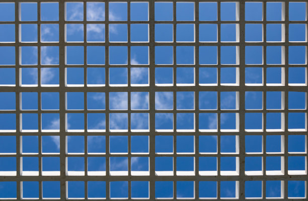 白色木质网格蓝天背景图片下载