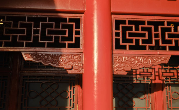 在天空背景下近距离观看中国传统建筑的元素。图片下载