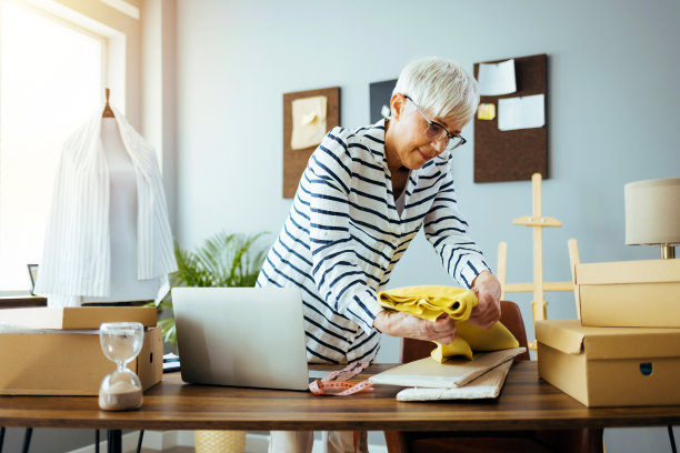 独立服装礼品店的女老板图片下载