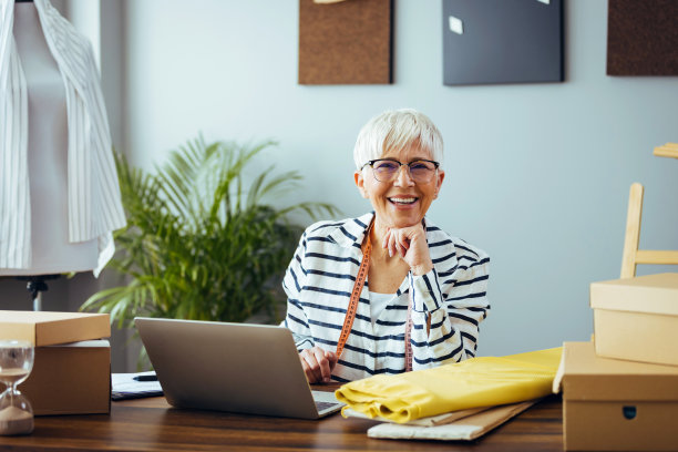 一个女商人在办公室的照片图片下载