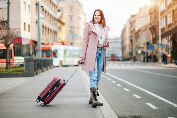 度假的年轻女子图片下载