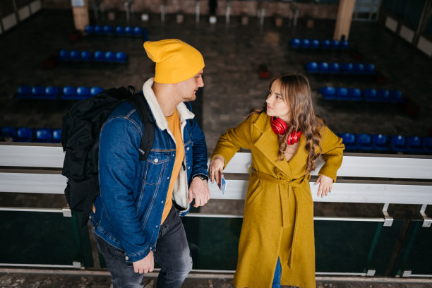 一对夫妇在火车站打电话图片下载