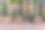 一名穿着长裤和黑色夹克的千禧一代男子正坐在四把椅子中的一把上图片下载