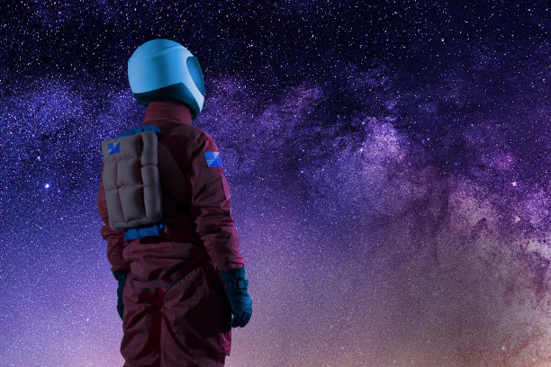 观察太空的宇航员图片下载