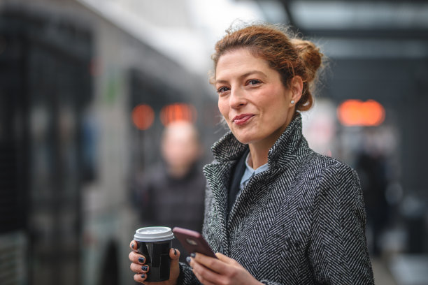 年轻女性专业咖啡杯图片下载