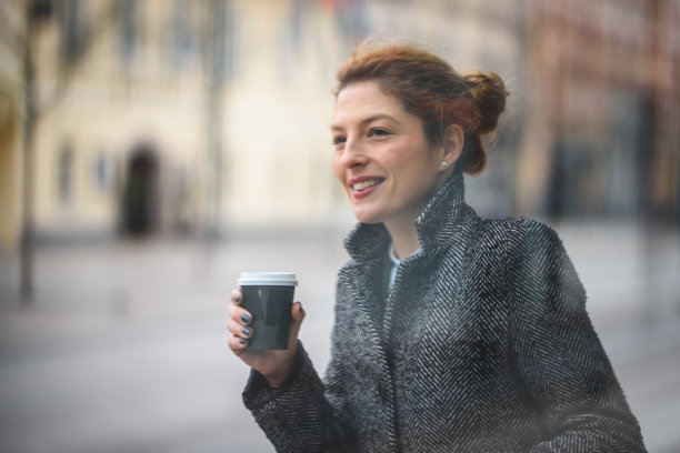 拿着咖啡杯的年轻女主管图片下载