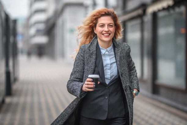 有吸引力的女办公室工作人员在城市图片下载