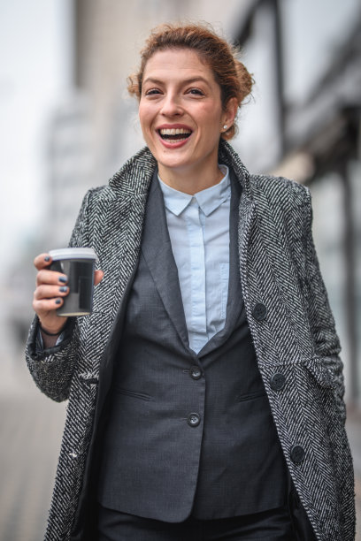 咖啡公司的年轻女性高管图片下载