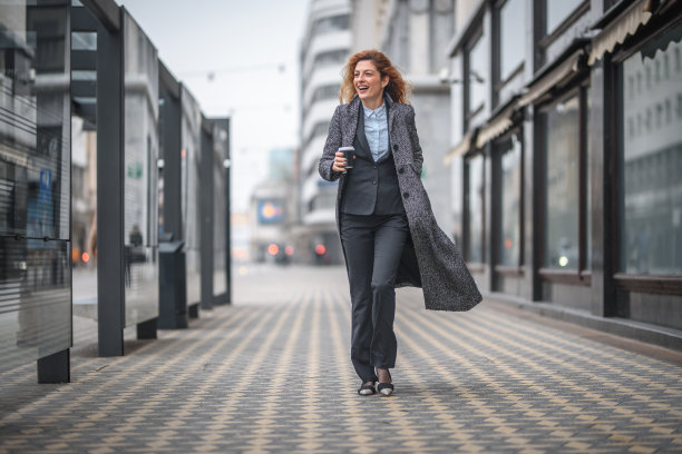 女企业家匆匆走向办公室图片下载