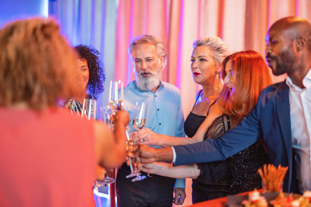 一群商人在酒吧用香槟敬酒图片下载