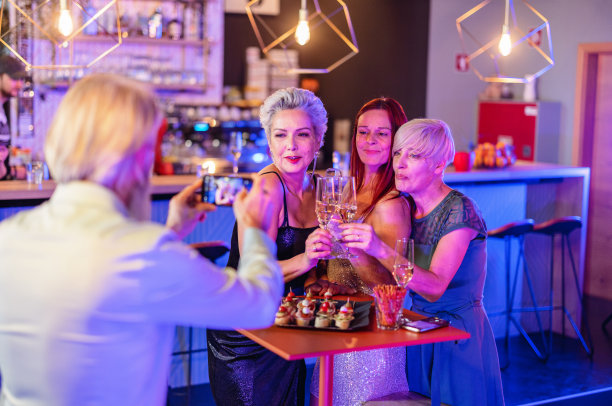 白人成熟女性在庆祝活动中摆姿势拍照图片下载