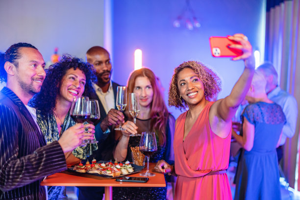 一群在商务派对上自拍的混血同事图片下载