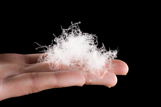 柔软的羽绒在手黑色背景上图片下载