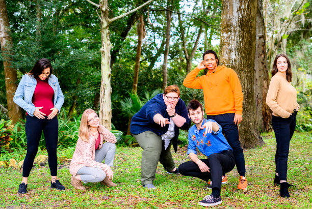 各种快乐的年轻朋友在户外摆姿势，青年团体或俱乐部或可能团队建设或旅游度假旅行团图片下载