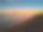 美丽的沙滩上，地平线上的夕阳。图片下载