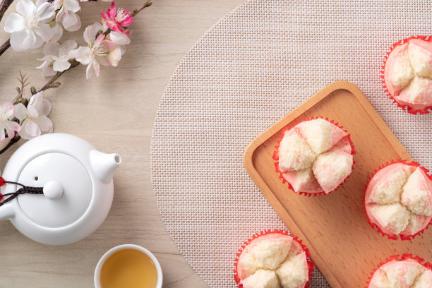 可爱的中式蒸松糕——发糕放在木桌背景上作为春节庆祝食品。图片下载