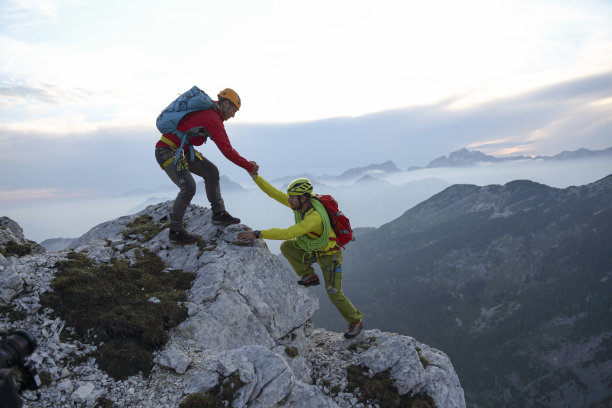 在山里伸出援助之手图片下载