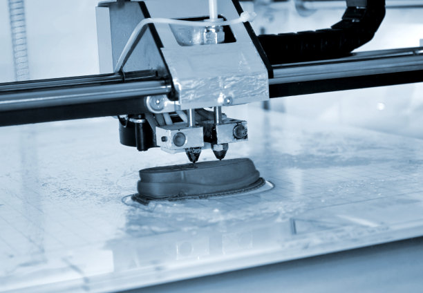 3D打印机打印出熔融塑料蓝色特写的形式。图片下载