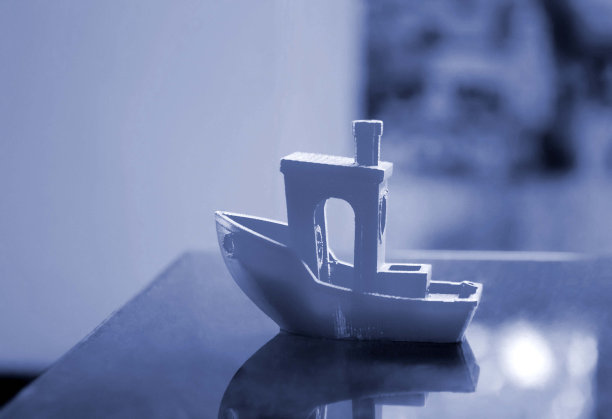 模型打印3d打印机上的蓝色背景特写。图片下载