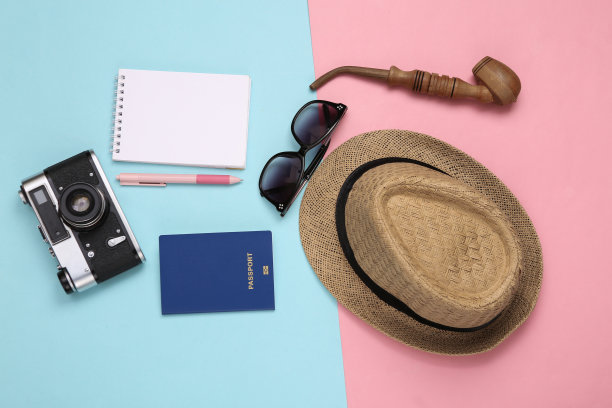 旅游饰品在粉蓝色的背景。前视图。平躺图片下载