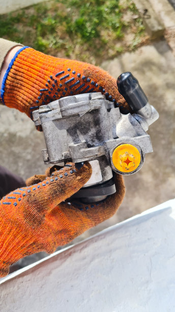 一个男人手里拿着汽车零件图片下载