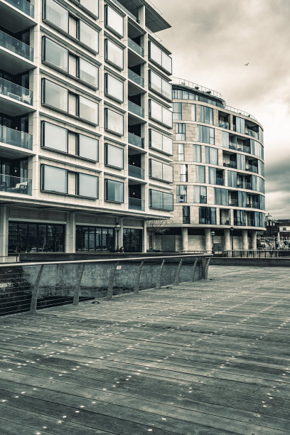 暴风雨的晚霞笼罩在伦敦金融城的公寓上空图片下载