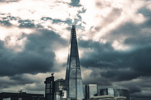 暴风雨的晚霞笼罩着伦敦金融城的金融大厦图片下载