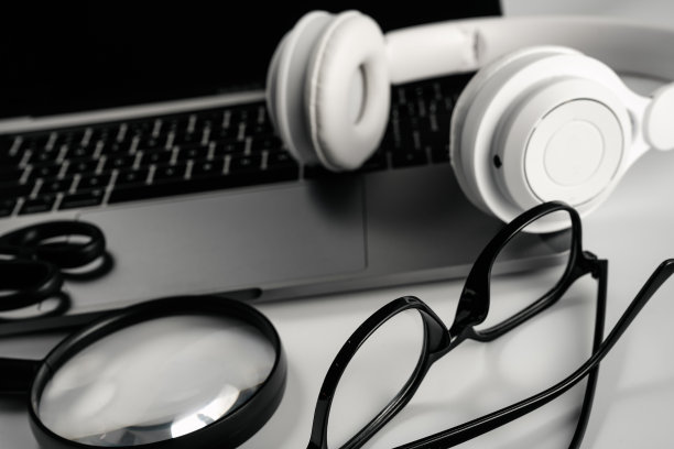 笔记本电脑，放大镜，剪刀，购物车和笔记本电脑的白色背景板图片下载