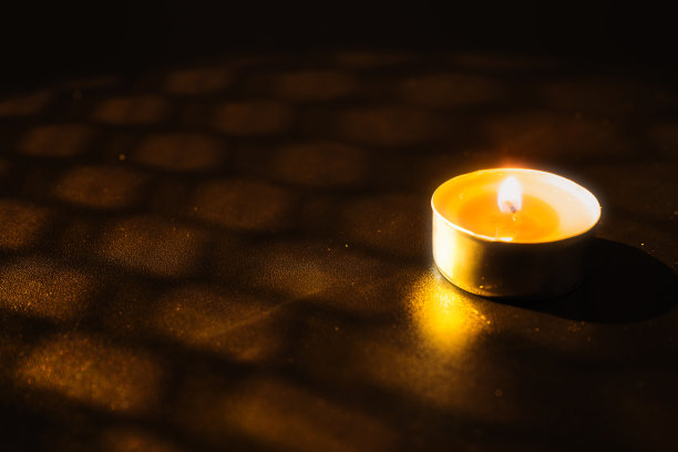 阳光下的蜡烛图片下载