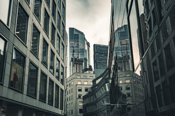 伦敦金融区的现代商业建筑图片下载