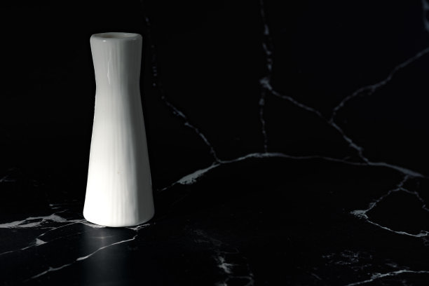 在黑色大理石背景上的花瓶图片下载