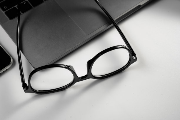 手机，笔记本电脑，眼睛和手机在白色背景板图片下载